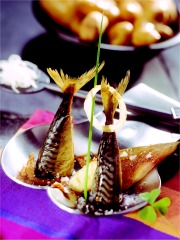 Maquereau fumé tiède, marinade de genièvre, misele des champs et oignons frits
Photo : © CIVA / Marcel Ehrhardt