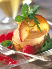 Recette Médaillon de Foie Gras aux pommes sur blinis de blé noir, roquette et menthe fraîche sur vinaigrette framboises