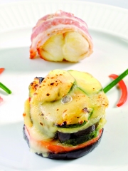 Médaillon de lotte lardé, fondue de poireaux et son tian de légumes au Saint-Nectaire
Photo : © Ludovic Combe