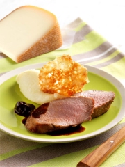 Mignon de porc basque, tuiles au fromage Pur Brebis Pyrénées
Photo : © Image & Associés
