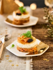 Mille-feuille de tartare de saumon et chèvre, œufs de lompe et roquette
Photo : © Franprix / Nicolas Lobbestael