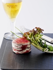 Millefeuille de boeuf cru « comme une charlotte »
Photo : © Daniel Mettoudi / Brasseurs de France