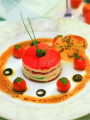 Millefeuille de tomates et poivrons confits à la crème de Chavignol
Photo : © Caféine