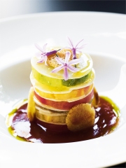 Millefeuilles de tomate et basilic à l'Emmentaler AOC suisse et son coulis de tomate
Photo : © Franck Hamel / Editions Ouest-France