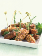 Mini-brochettes de saucisses au romarin et sésame
Photo : © CICT infocharcuteries.fr