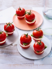 Mini-Burgers de Tomates Cocktail, Fraises, Basilic, Mozzarella Marinée
Photo : © Amélie Roche / AOP Tomates Concombres