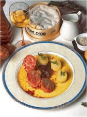 Mont d'Or, saucisses de Morteau et pommes de terre gratinées
Photo : © Mont d'Or