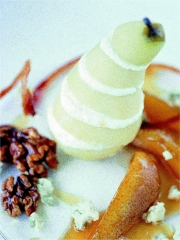 Mousse de Roquefort montée en poires, fruit flambé au Gaillac doux