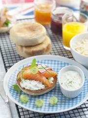 Muffins anglais au saumon et crème aux herbes
Photo : © Patricia Kettenhofen / Elle&Vire