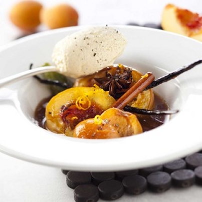 Nectarines et abricots rôtis à la cannelle, vanille, zeste d'orange et poivre noir
Photo : © Ducros / Studio Nicolas Louis