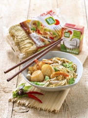 Nouilles sautées aux crevettes et Saint-Jacques, curry et lait de coco
Photo : © Suzi Wan