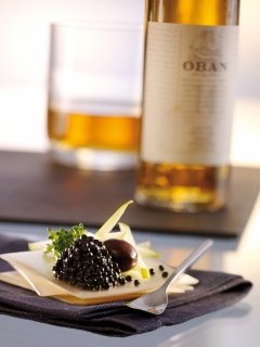 Toast à l'Avruga, pomme verte, brocoli et olive noire