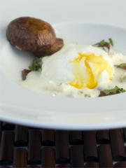 Œuf poché sur une poêlée de cèpes, mousse au Roquefort
Photo : © Jean-Jacques Ader
