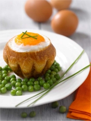Oeuf surprise en nid de brioche sur lit de petits pois nouveaux
Photo : © CNPO – Ph. Asset/Adocom