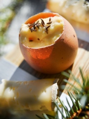 Œufs brouillés à la Tomme de Savoie et au carvi accompagnés de leurs mouillettes
Photo : © Studio Bergoend
