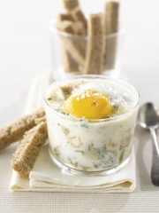 Œufs cocottes au Comté, crevettes grises et pain au levain, persil plat
Photo : © Luk Thys / CIGC