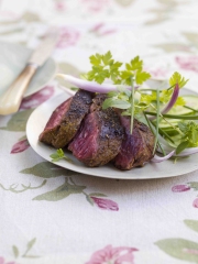 Onglet grillé, sauce barbecue et salade d'herbes