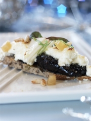 Pain au fromage de chèvre grillé et pommes au sirop
Photo : DR