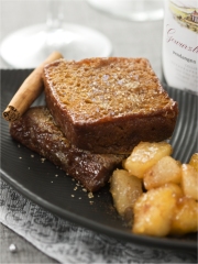 Pain d'épices façon pain perdu avec une compotée de pommes/poires
Photo : © Gwénaël Quantin / Stylisme : Isabel Brancq-Lepage