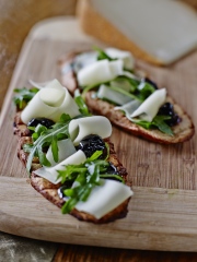 Pain perdu de Pur Brebis Pyrénées, confiture de cerises noires et roquette
Photo : © J.C Amiel