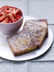 Pain perdu et sa salade de fraises de France
Photo : © JC. Amiel / O. Souksisavanh