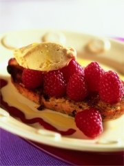 Pain perdu aux noisettes et framboises, glace à l'huile d'olive Olï et vinaigre balsamique