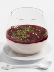 Panna cotta de cranberry, pistaches croquantes
Photo : © P. Aufauvre / Ocean Spray