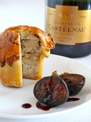 Pâté en croûte aux sots-l'y-laissent et foie gras, figues confites en marinade de champagne