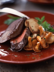 Pavés de biche aux cèpes et girolles
Photo : © www.carredeboeuf.com