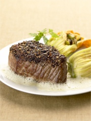 Pièce du boucher au poivre Sarawak, émulsion de courgettes pignons de pin, tartare de moules
Photo : © Pierre-Louis Viel - Stylisme : Valéry Drouet