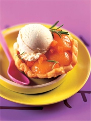 Pêches rôties au lait d'amande, Glace pistache
Photo : © Centre d'Information des Glaces