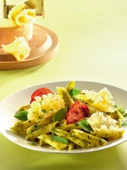 Penne au pistou, tiges d'ail, chorizo et Tête de Moine AOC