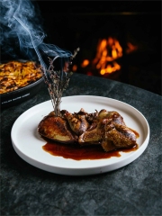 Pigeon Rôti à la Broche, Gratin Dauphinois
Photo : © Atelier Maître Albert de Guy Savoy