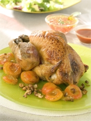 Pintade au four aux abricots et noisettes
Photo : © C. Iwanon / Styliste : D. Gustin