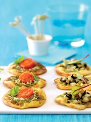 Minis pizzas à la tomme de chèvre, tomates cerises et pesto
Photo : © Giovanni Rana