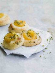 Pizzetta Abricots Amande
Photo : © Philippe Vaures Santamaria / Stylisme : Laurence Du Tilly