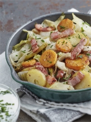 Poêlée hivernale aux pommes de terre, lardons, carottes, endives, crème aux fines herbes
Photo : © Herta