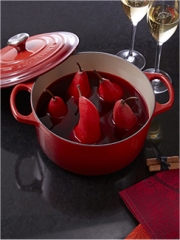 Poires au gingembre enivrées de vin rouge
Photo : © Le Creuset
