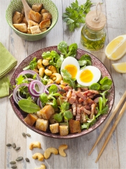 Poke bowl de mesclun aux lardons, croûtons et oeufs mollets
Photo : © FICT