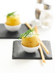 Pommes de terre à la coque, crème de ciboulette et gressin
Photo : © Les pommes de terre, tellement de caractères !