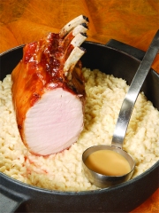 Carré de porc au caramel de coco et risotto
Photo : © Gerald Gambier / Kara