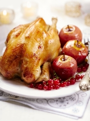 Poularde Label Rouge farcie au pain d'épices et fruits secs, pommes rôties aux fruits rouges et groseilles
Photo : © Volailles Fermières Label Rouge