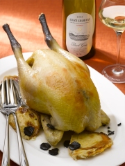 Poularde pochée à la truffe, gratin Dauphinois de patate douce
Photo : © CIVA / Philippe Asset