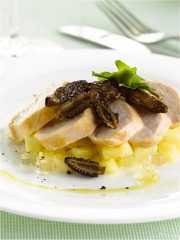 Blancs de poularde, gelée de Vin Jaune, topinambours et Comté
Photo : © CIGC / Luk Thys