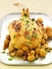 Poulet farci au beurre d'herbes et pommes grenaille, Beurre bio aux cristaux de sel de mer
Photo : © Grand Fermage