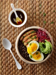 Power Bowl au Poulet Mariné et aux Oeufs Label Rouge
Photo : © Alexandre Réty &ndash; Stylisme : Juliette Lalbaltry