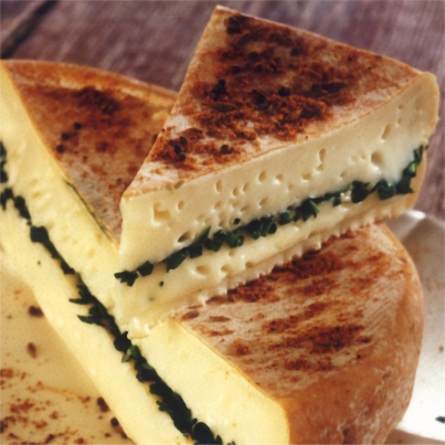 Reblochon farci aux herbes et croûte d'épices
Photo : © Fabrice Subiro