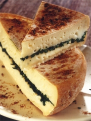 Reblochon farci aux herbes et croûte d'épices
Photo : © Fabrice Subiro