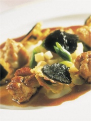 Ris de veau rissolés en petits chaussons, truffe et foie gras, jus de veau
Photo : © Confédération Nationale de la Triperie Française (CNTF)