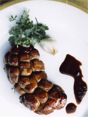 Rognon de veau de lait cuit entier, chou vert de printemps au genièvre
Photo : © Confédération Nationale de la Triperie Française (CNTF)